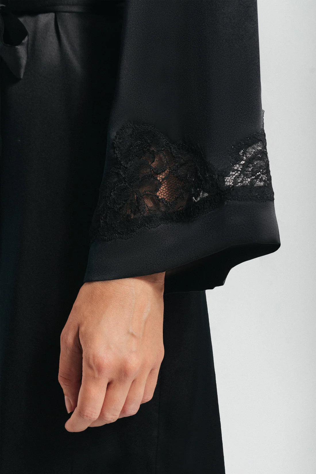 NK IMODE - Morgan Iconic Lace Silk Short Robe Black